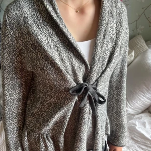 Mönstrad kofta från Odd Molly med knyt - Super söt kofta från Odd Molly, med knyt rosett fram till. Vitt grått mönster och brodering bak till. Passar till storlekarna S/M💗