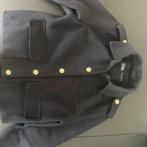 Svart rock från Zara med guldknappar - Vårjacka från Zara, använt några gånger men mycket bra skick 💕 köpte förra året för 600 kr