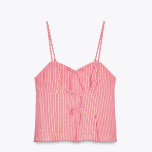 Rosa randig linnetopp från zara - Supersöt rosa och gul randig linnetopp med smala axelband och snörningsdetaljer framtill. Slutsåld på zara, nypris 329. Nyskick bara använd en gång 💕😊
