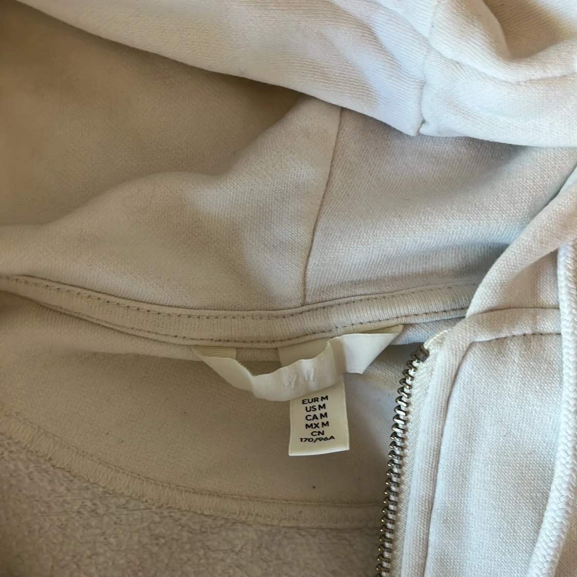 Vit hoodie med dragkedja och huva - 4