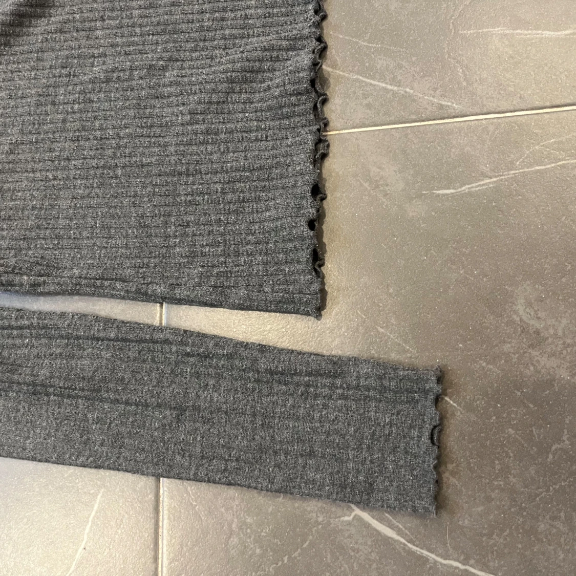 Grå ribbad tröja från ONLY - 2