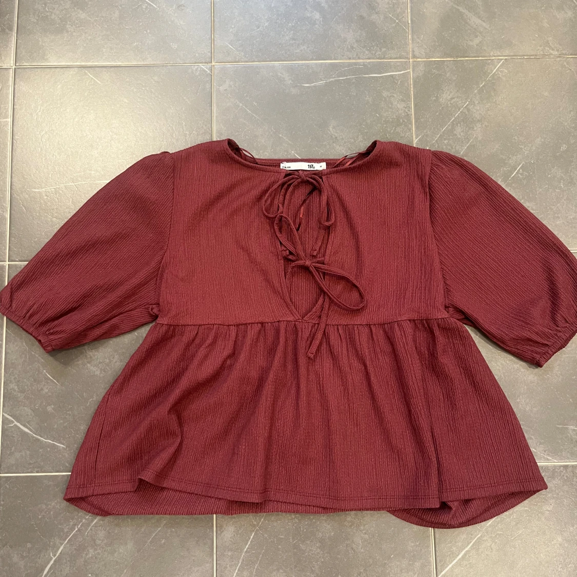 Vinröd blus med knytning från Etéa 1999