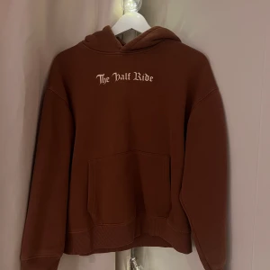 Brun hoodie med text - Säljer en brun hoodie med texten 'The Half Ride' på bröstet. Köpt på Zara! 