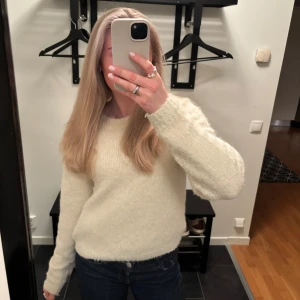 Vit stickad tröja - Vit stickad tröja från Vero Moda. Storlek M men passar för S, fint skick!