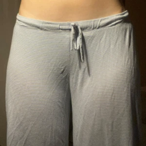 Randiga mjukisbyxor från 157 - Säljer ett par bekväma och stilrena randiga mjukisbyxor från 157.  💖