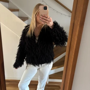 Svart pälsjacka - Säljer en svart pälsjacka från Gina tricot. Snygg och härlig perfekt nu när våren kommer!