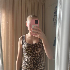 Leopardmönstrad linnetopp - Säljer en snygg leopardmönstrad linnetopp med tight passform. Perfekt för att ge en vild touch till din outfit. 🐆