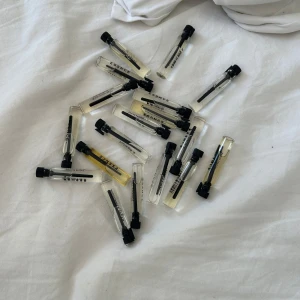 Parfymprover från Essnce - 18 stycken parfym testers från Essnce. Nypris:810. Testers som är med: sweet cara, jardin de flora, pink haze, dirty dancing, summer breeze, freshotic, hot mimosa, toxique, oh darling, coco on the beach, vanilla sass, dewy desert, lady essnce, midsummer dream, i am vanilla, sugar kiss, milky flower och high on chai
