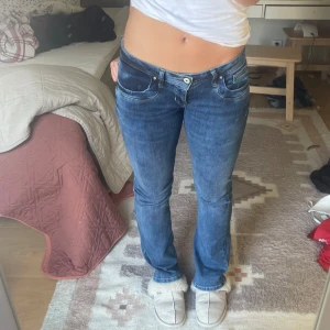 Blå bootcut jeans - Snygga blå bootcut jeans med låg midja och klassisk femficksdesign. Perfekta för en avslappnad stil. Valerie jeans från ltb i strl w27 L34