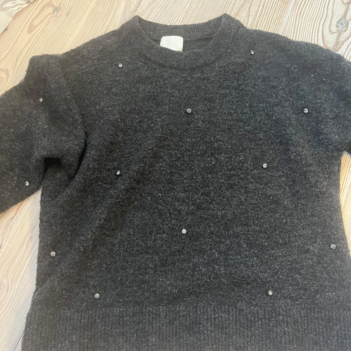 Mörkgrå tröja med pärlor från H&M - 4