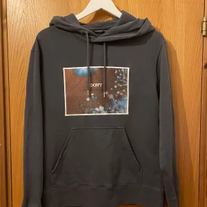 Grå hoodie från J.Lindeberg - Säljer en stilren grå  ”Don’t” hoodie från J.Lindeberg. Denna är limiterad och säljs inte längre och finns bara ett visst antal. Den är i väldigt bra skick, som nyskick. Den sitter bra i storlek och passar perfekt nu till lite varmare väder då den inte ör jätte varm. Hör av er om ni undrar något mer!😀               Mvh Felix