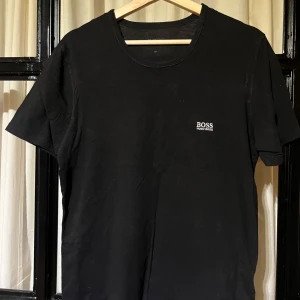 Svart t-shirt från Hugo Boss - Very soft cotton.  