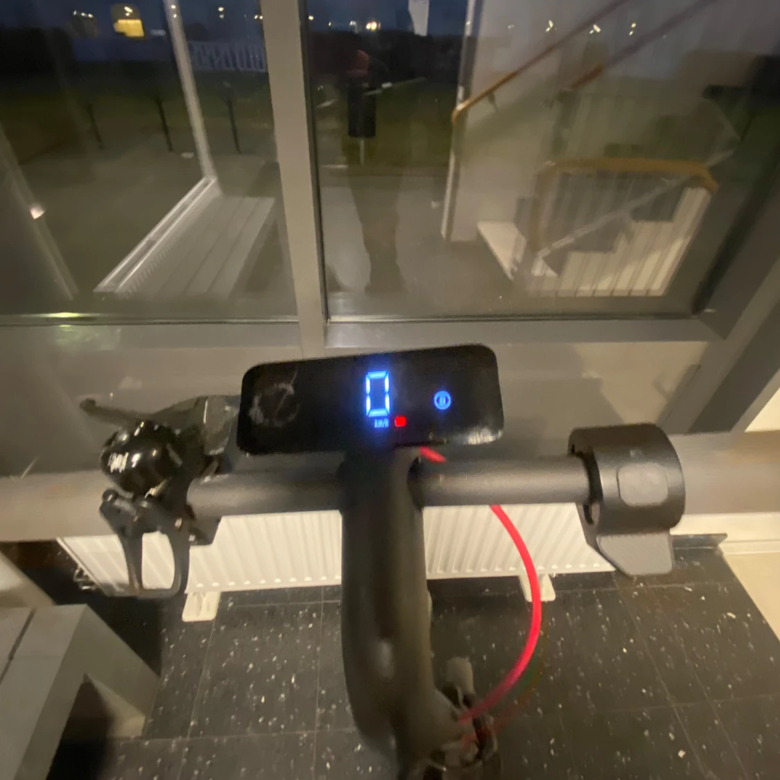 Grå elscooter med röd kabel åker i 60km ifall man trimmar  - 4