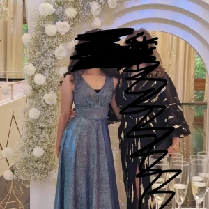 Blå glittrig balklänning - Jätte fin blå balklänning som är perfekt att ha till bröllop eller bal💙💙 