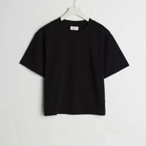 Svart basic tee/t-shirt från ginatricot  - Knappt använd, nypris 170kr, nästan som ny!💘
