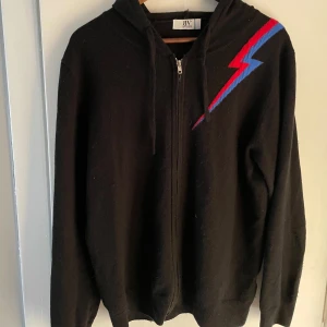 Stickad hoodie - Säljer en stickad hoodie i perfekt skick. Säljer pga att den var för liten. Bara att höra av er vid frågor😊