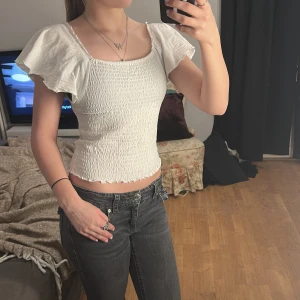 Vit smockad topp med volangärmar - Säljer på grund av att den inte är min stil 