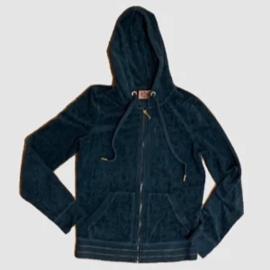 Vintage Juicy hoodie - Säljer en snygg mörkblå hoodie från Juicy Couture. Den har en dragkedja framtill och justerbar huva med snören. Perfekt för en avslappnad stil.
