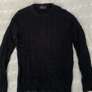 Morris kabelstickad - Säljer en stilren svart kabelstickad tröja från Morris i storlek S. Skick 8/10 och knappt använd✅