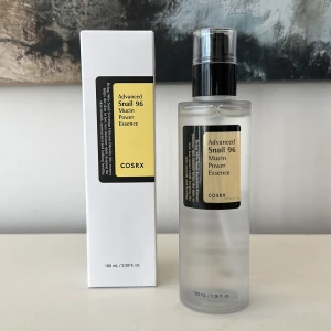 COSRX Advanced Snail 96 Mucin Power Essence - Det populära snigel slemmet COSRX Snail. Den hjälper till att återställa hudens fuktbalans och förbättra elasticiteten. Den ger också ett otroligt glow! Säljer pågrund av att jag fick 3 st i födelsedagspresent och inte behöver fler än ett. (Oöppnad)