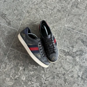 Gucci ”ace” sneakers - Säljer ett par sjukt schyssta gucci ace skor | skick: 8/10 | storlek: 41,5 | OG: box | pris: 2499kr | Frågor? Tveka inte på att kontakta oss.