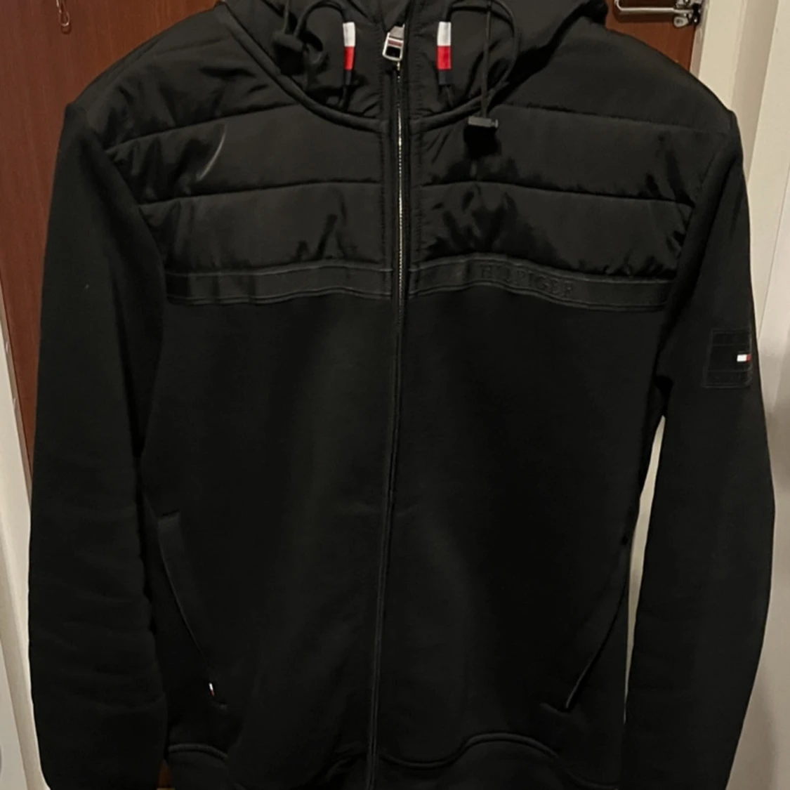 Svart jacka med huva