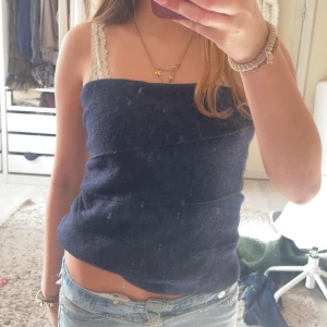 Mörkblå tubtopp från Zara - Säljer en stilren mörkblå tubtopp från Zara. Toppen är ärmlös och har en enkel design som passar perfekt till olika tillfällen. Perfekt för en trendig look!