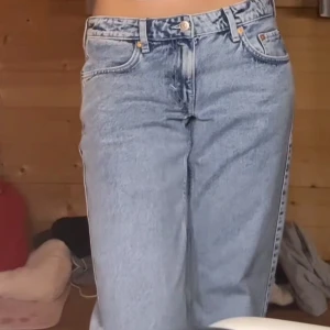 Weekday arrow low jeans  - Weekday jeans i modellen arrow low. Storlek 25/32 knappast använda. Jättebra skick. 