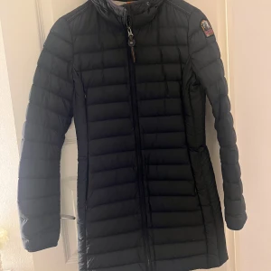 Parajumper Irene down jacket - Endast använd några gånger, har flera fickor , som nyskick