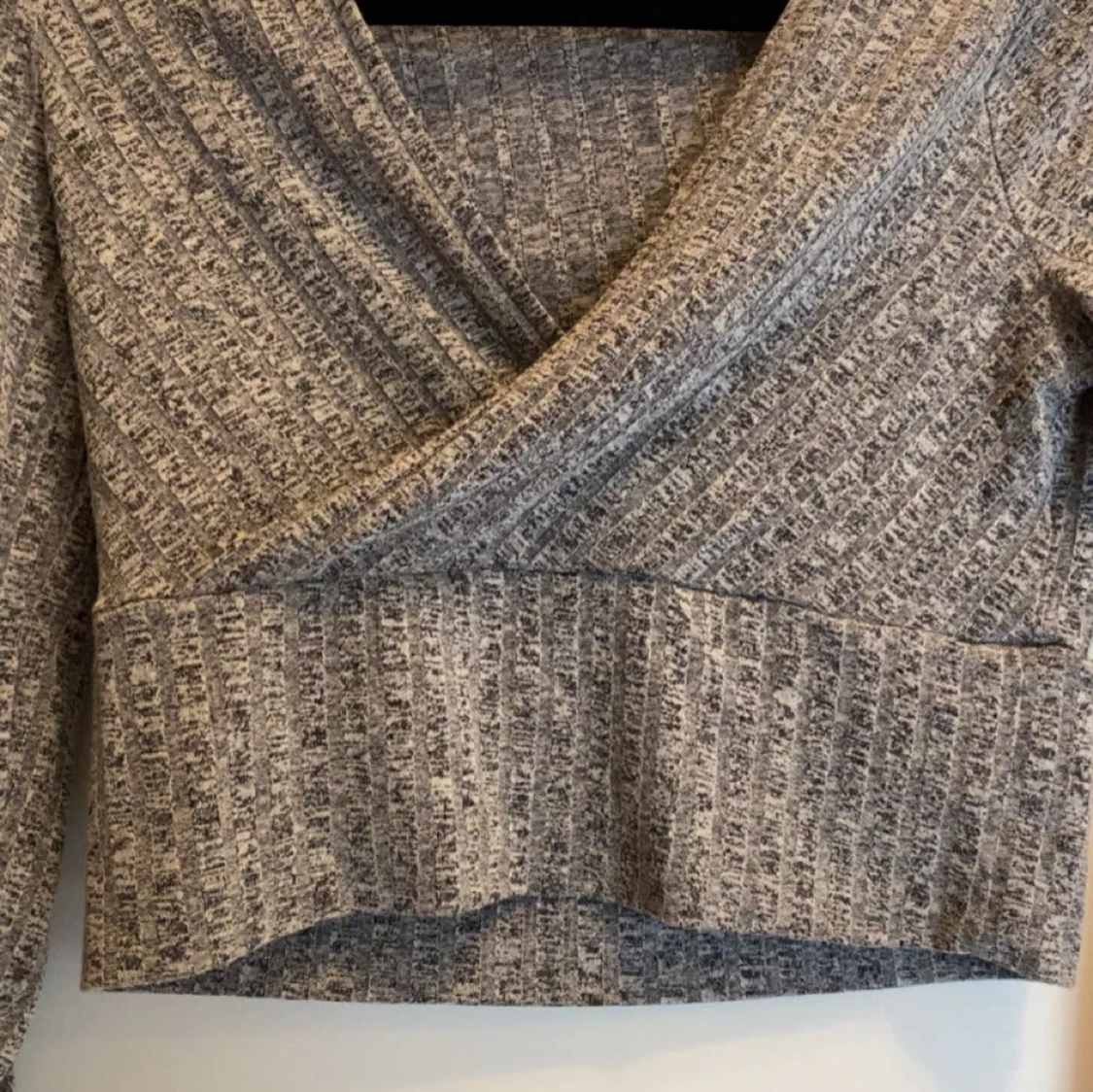 Grå ribbad omlottopp - 1