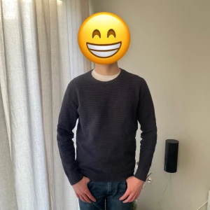 Massimo dutti Mörkblå tröja - Säljer en Massimo dutti tröja som passar till varje outfit i vardagen. Modellen är 176. Tröjan passar dig som är 172,5-176,5. Nypriset är 799.