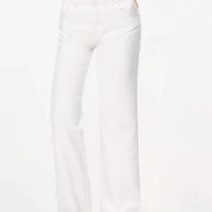 Vita jeans - Snygga vita jeans straight/wide, endast använda 3 ggr