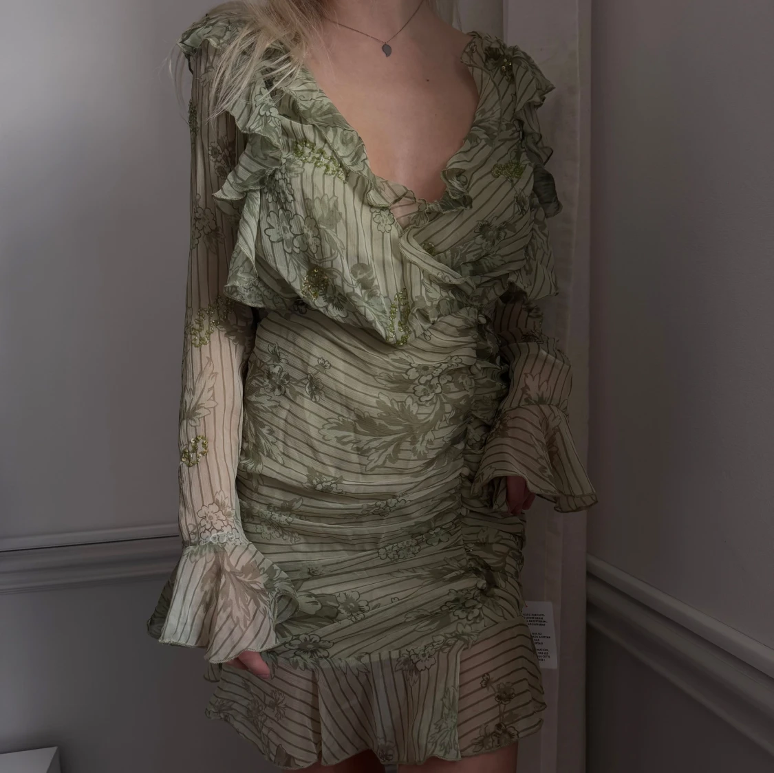 Grön klänning med volanger - 1