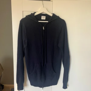 Blå Kashmir hoodie från John Henric - Säljer denna blåa kashmir zip hoodie från John Henric. Inga deffekter och ej använd så mycket. Storlek är M och färgen blå. Hör av dig vid frågor!