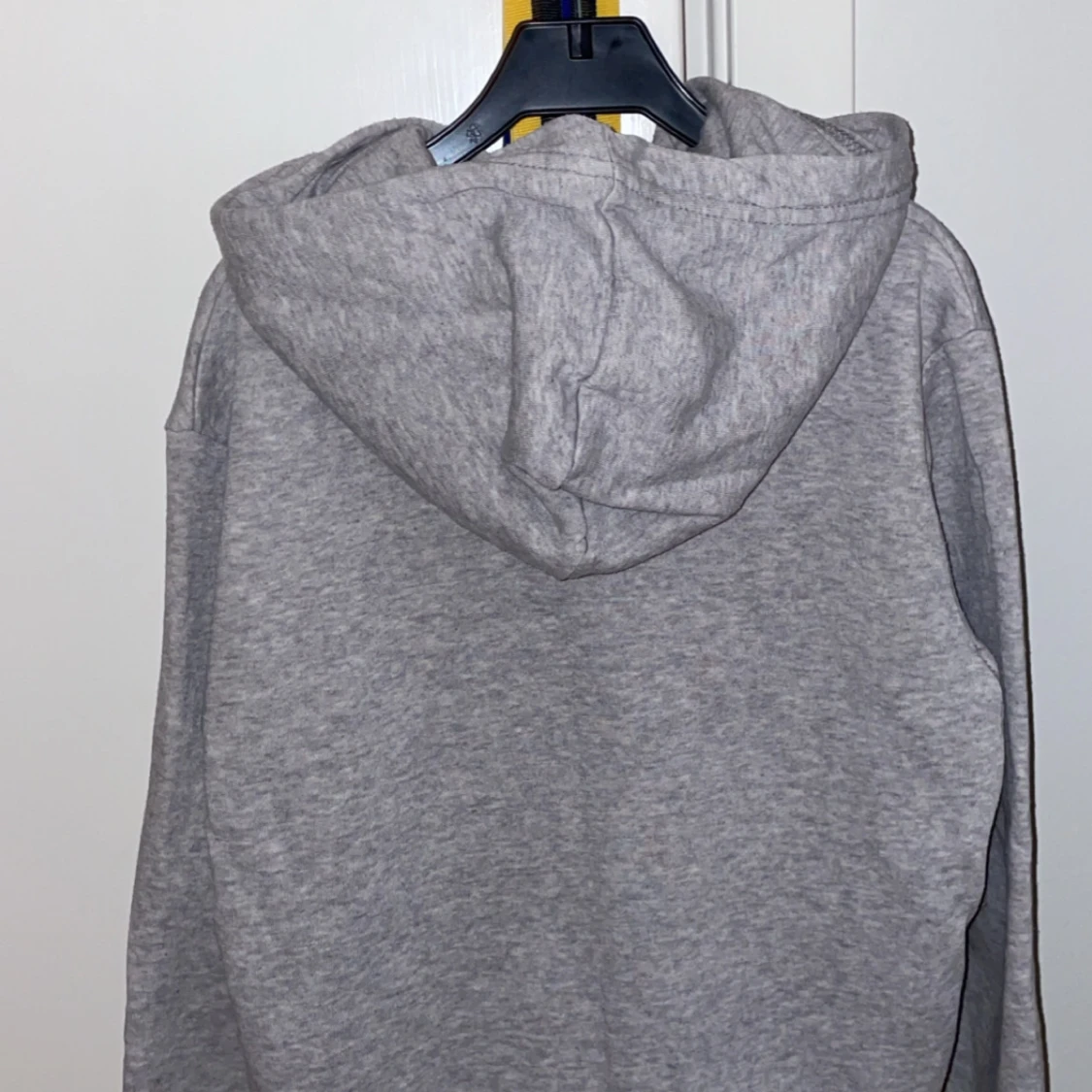 Grå hoodie från H&M - 1