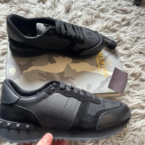 Valentino Garavani rockrunner - Nu säljer jag ett par riktigt sköna Valentino Rockrunner! Dehär sälsynta paret är i rent nyskick och finns kvitto som äktighetsbevis! Perfekta nu till den svenska våren tveka inte att skriva vid minsta fundering!