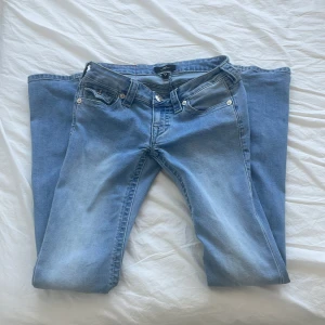 Blåa jeans från True Religion - Säljer ett par snygga blå jeans från True Religion i modellen Joey. Säljs då jag köpte en för liten storlek. Inköp pris: 1299