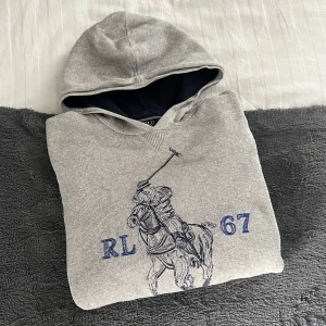 Ralph Lauren Hoodie - Säljer denna fina Ralph Lauren hoodie. Hoodien passar storlek S och är i mycket fint skick!