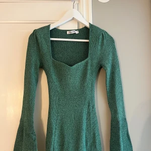 Grön ribbad långklänning från Adoore - Grön ribstickad klänning från Adoore, storlek 36. Använd fåtal gånger, jättebra skick! 😃Nypris 1600kr. 