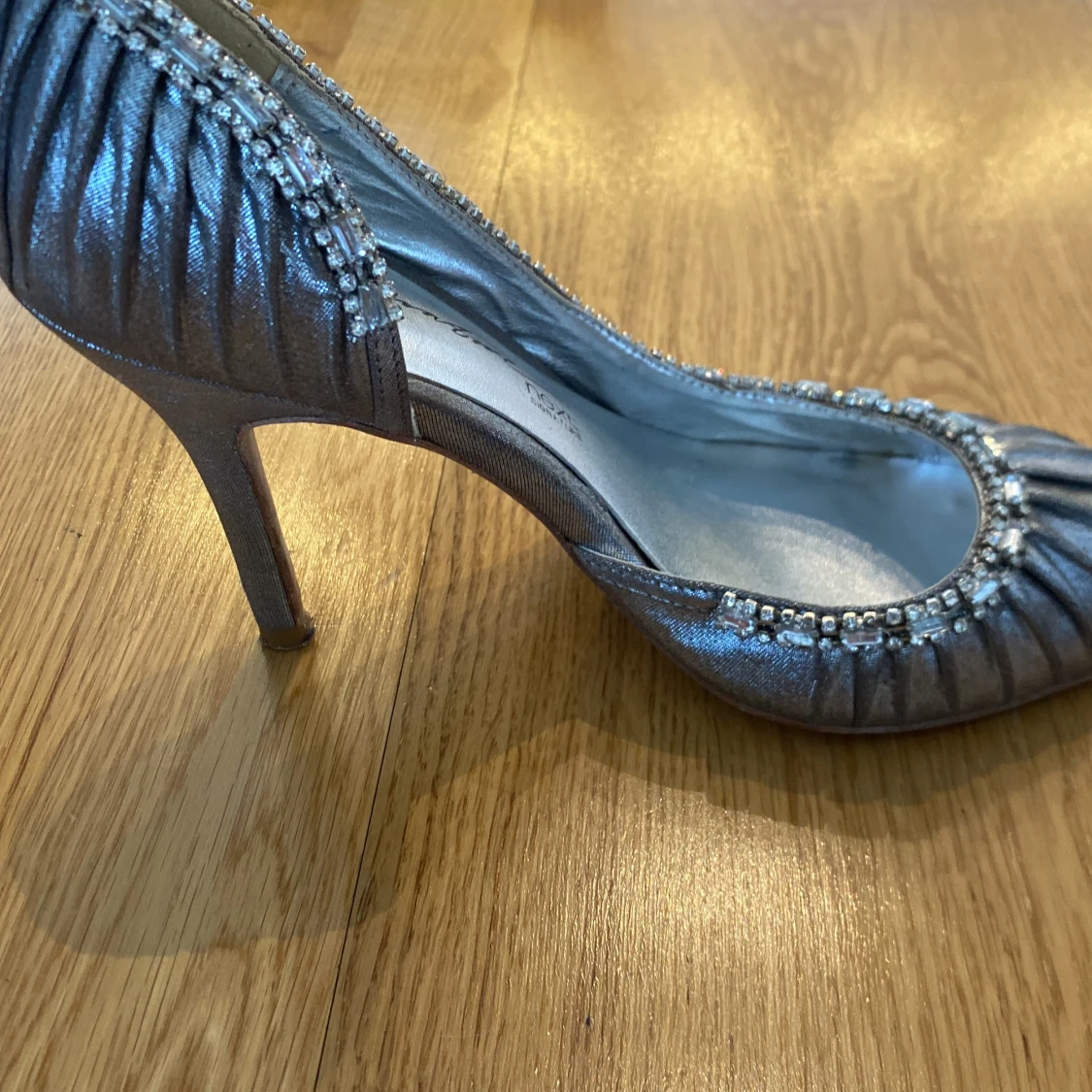 Silvriga pumps med kristaller - 3