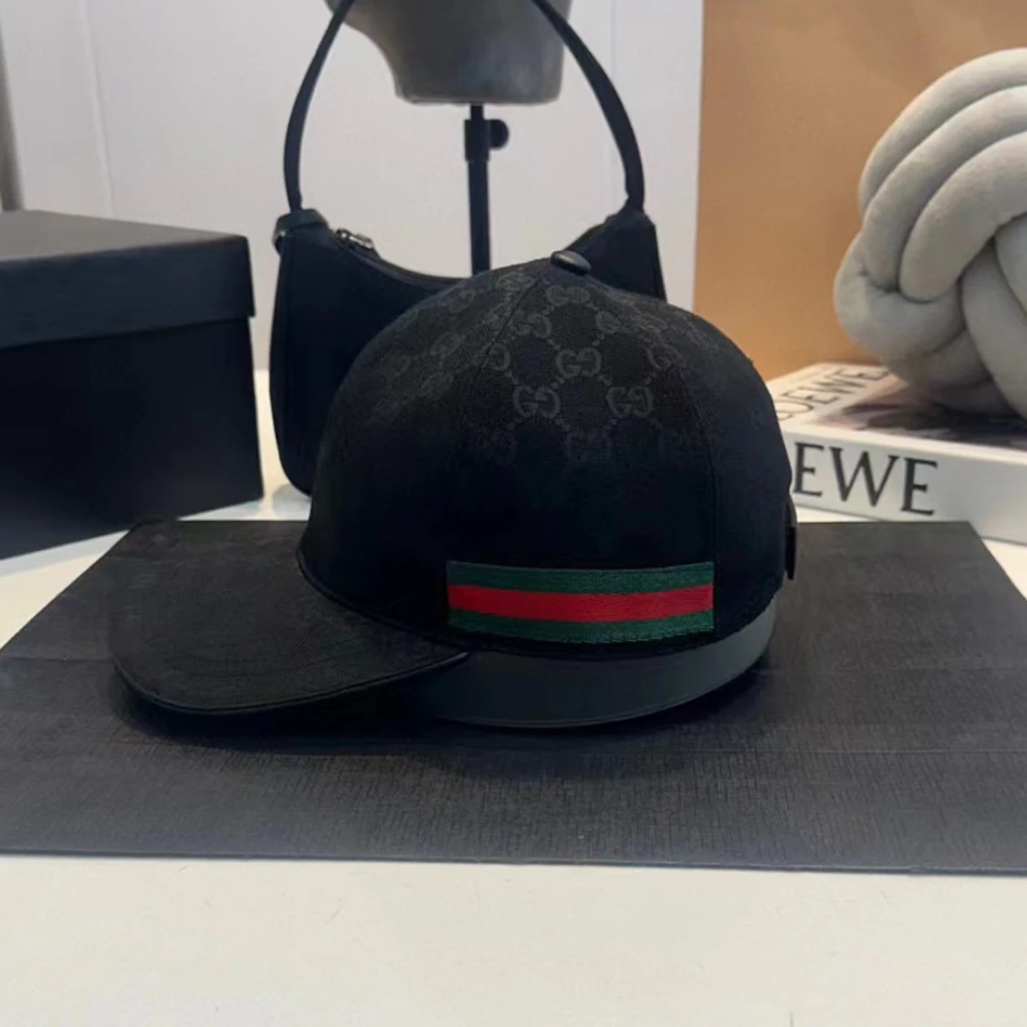 Svart gucci keps med mönster och ränder