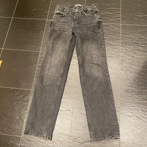 Grå jeans från g perfect jeans - Snygga grå jeans från g perfect jeans med klassisk femficksdesign. De har en rak passform och är endast använda ett fåtal gånger. Säljs på flera sidor. Mått: Midja: 35cm. Innerbenslängd: 80cm Gren: 22cm
