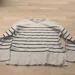 Vit och svart randig tröja från 157 - Säljer en vit och svart randig tröja från 157. Tröjan har långa ärmar och en ribbad nederkant samt halsringning. Skriv vid intresse ! 