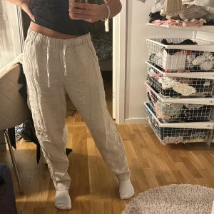 Beige linnebyxor från H&M - Säljer ett par bekväma beige linnebyxor från H&M köpta här från plick . De är köpta för 2 år sen och säljer pga att de inte passar längre. Har inte använt så många gånger.