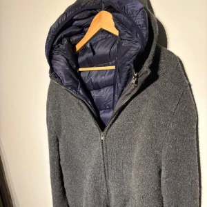 Gran sasso cardigan  - Säljer en stilren grå gran sasso cardigan med en av tag var väst på insidan. Jackan har en praktisk dragkedja framtill och en bekväm huva. Perfekt inför våren/sommaren 😊pris kan diskuteras vid snabb affär 