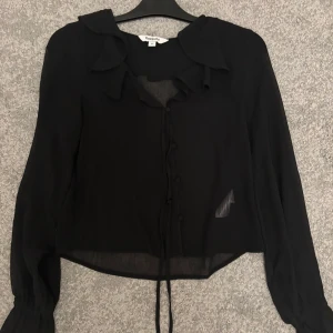Svart blus - En jättesnygg svart blus från Kappahl som är använd 1 gång. Inga skador eller så. Säljs inte längre. Det är bara lappen som syns igenom på bilderna ifall nån undrar de. Passar perfekt till tex en tjej middag eller fest osv ❤️❤️köpt för ca 400