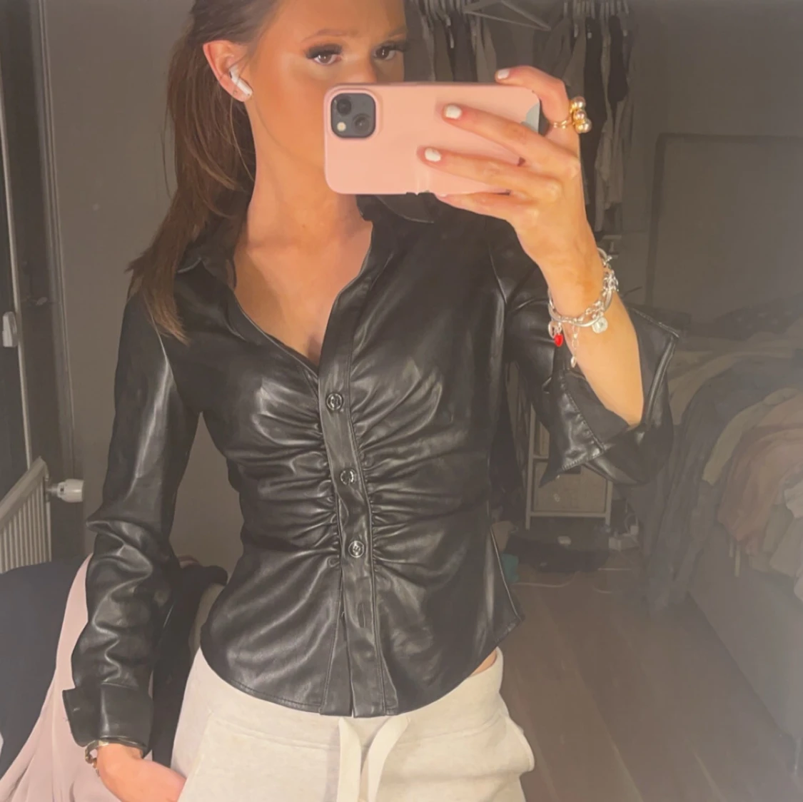 Svart skinnskjorta med knappar