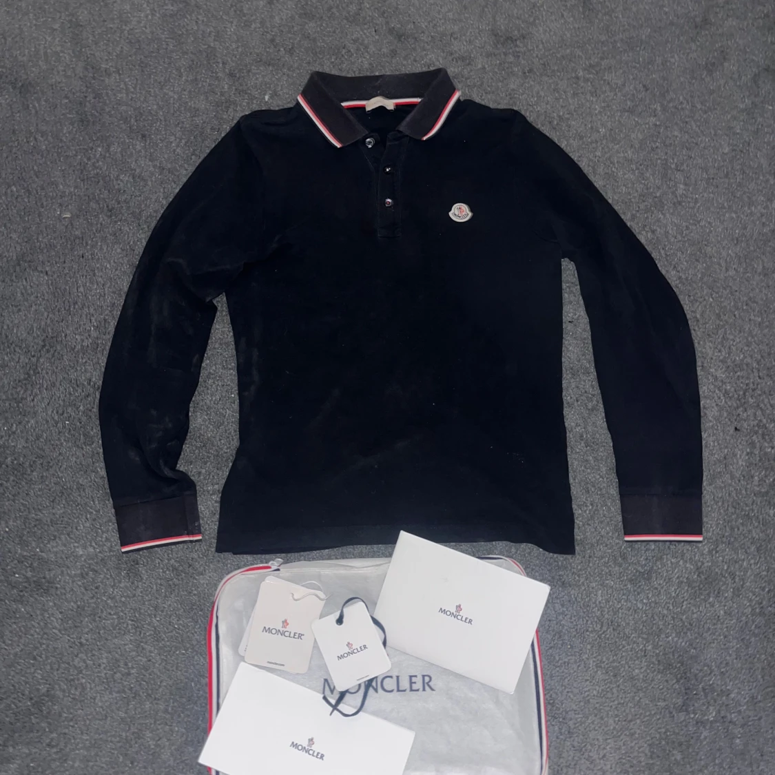 Svart pikétröja från Moncler