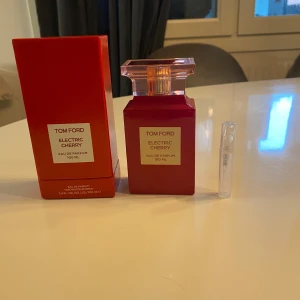Tom Ford Electric Cherry parfum 5ML - Säljer en flaska Tom Ford Electric Cherry Eau de Parfum, 5 ml. Flaskan är i en djärv röd färg med en elegant design. Perfekt för den som älskar en fruktig och livlig doft. 