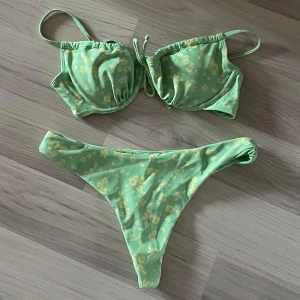 Bikini - Superfin & självklart helt ny bikini från bikbok. Perfekt till sommaren och så fin med sina blommiga detaljer. Båda delarna är i storlek S🤍